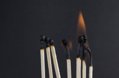 Siyah arkaplanda kibrit çöpü yakılıyor