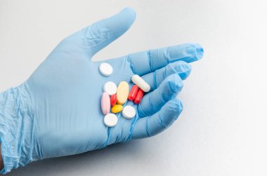 Tıbbi bir eldiven tıbbi işçi el hap tutar