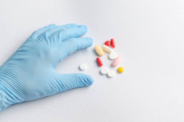 Tabletler ve hapları yakınındaki Medikal Ürünler mavi renkte tıbbi işçi el