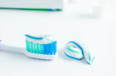 Bir tüp diş macunu ve diş fırçası beyaz arka plan üzerinde