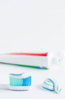 Bir tüp diş macunu ve diş fırçası beyaz arka plan üzerinde