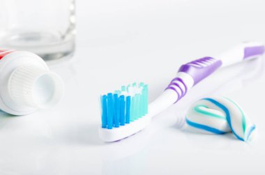 Diş fırçası, diş macunu tüpü ve bir bardak içinde belgili tanımlık geçmiş