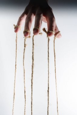 İnsan eli ile onları diziye bağlı parmak kukla denetler