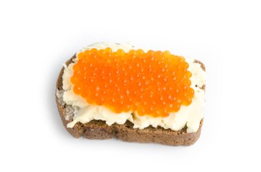 Bir parça siyah ekmek üzerinde kırmızı havyar ve tereyağı sürülür