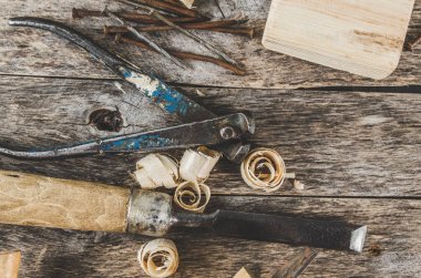 Bir ahşap Bank çekiç keski ve çivi marangoz araçları