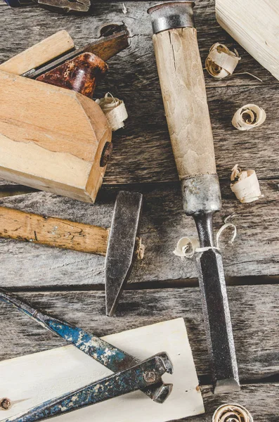 Плотник инструменты на деревянной скамейке, самолет, зубило, молоток, молоток, щипцы — стоковое фото