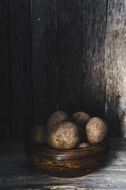 Ahşap arka plan üzerine bir fincan Patates
