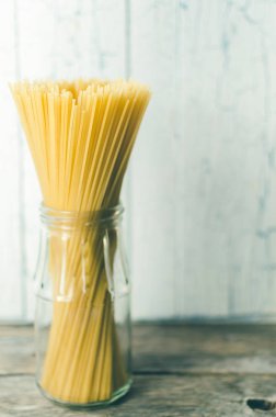 Cam kavanozdaki spagetti.