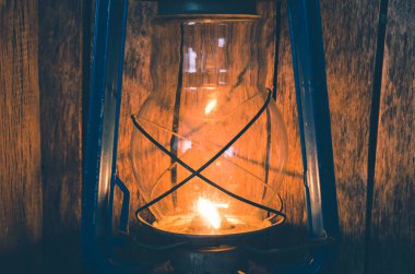 Eski ahşap duvar gaz lambası yanar