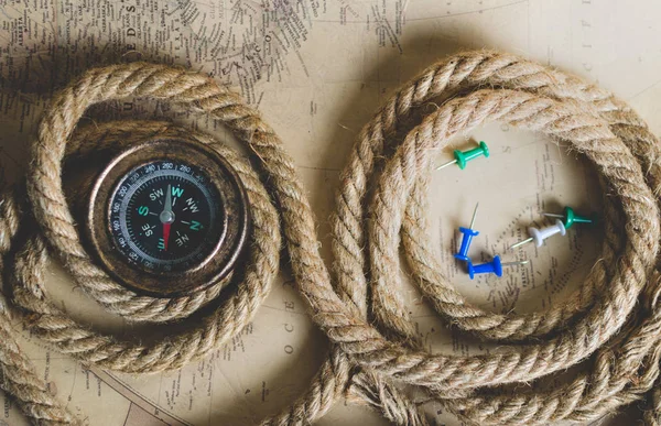 Gamla kompass, rep och knapparna på kartan — Stockfoto
