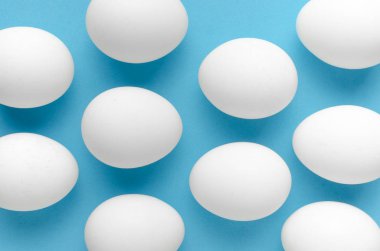 Mavi zemin üzerine beyaz tavuk yumurtası.