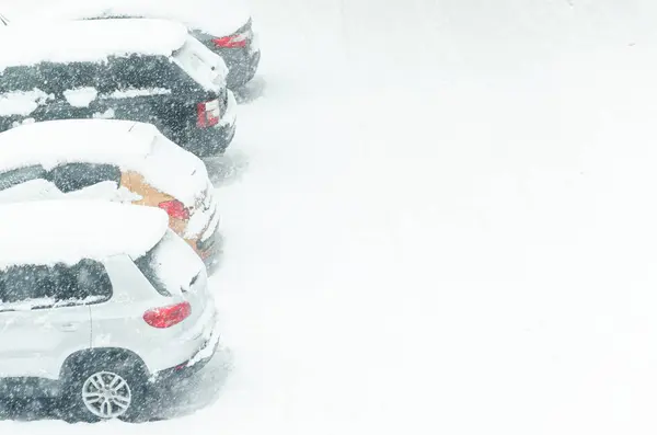 在大雪、暴风雪中, 汽车被厚厚的雪覆盖着. — 图库照片