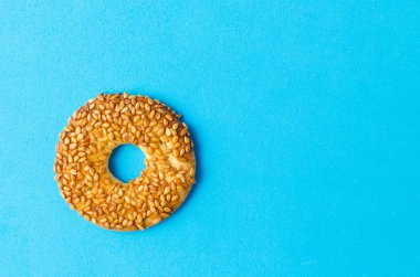 Susam parlak mavi bir arka plan üzerinde yuvarlak kurabiye.