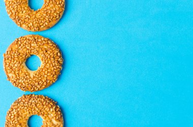 Susam parlak mavi bir arka plan üzerinde yuvarlak kurabiye.