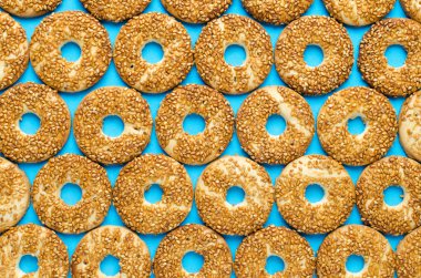 Susam parlak mavi bir arka plan üzerinde yuvarlak kurabiye.