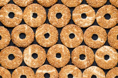 Yuvarlak kurabiye susam siyah bir arka plan ile. Şekerleme ürün.