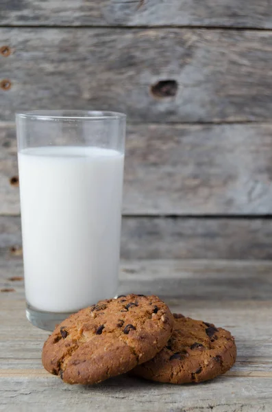 Copo de leite e biscoitos com batatas fritas de chocolate. . — Fotografia de Stock