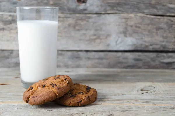 Copo de leite e biscoitos com batatas fritas de chocolate. . — Fotografia de Stock