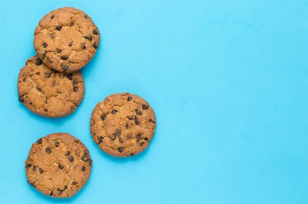 파란색 배경에 초콜릿 쿠키. — 스톡 사진