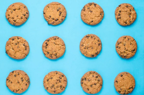 Biscoitos com chocolate em um fundo azul . — Fotografia de Stock