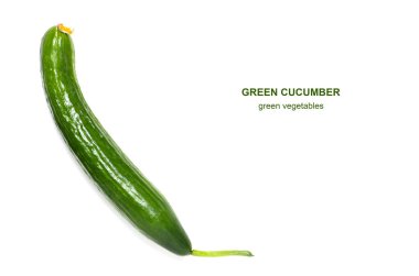 Beyaz zemin üzerine yeşil salatalık. Sebze ve vitaminler.