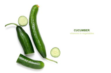 Beyaz zemin üzerine yeşil salatalık. Sebze ve vitaminler.