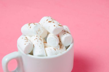 Kahve kupa parlak pembe bir arka plan üzerinde beyaz krema.