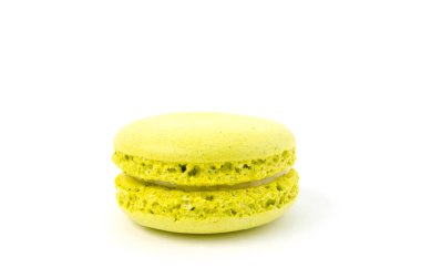 Beyaz arka plan üzerinde Fransız macaron kurabiyeler. Şekerli tatlı.