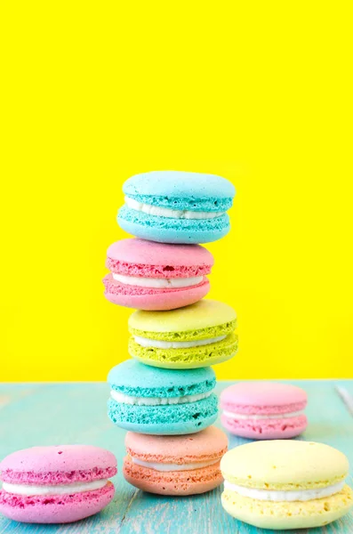 Galletas macaron francesas sobre fondo amarillo brillante.Postre dulce . —  Fotos de Stock