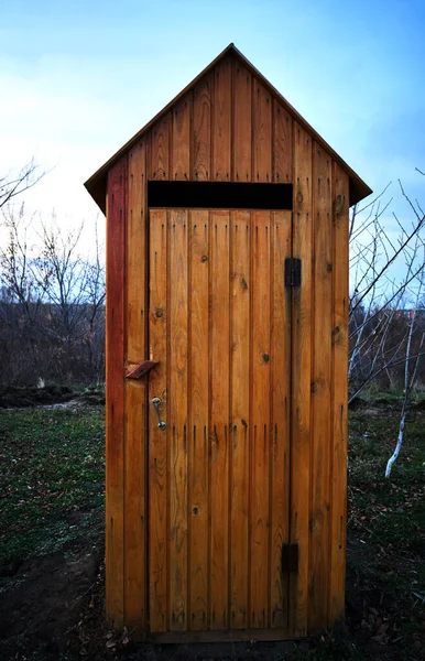 Громадський туалет на вулиці в парку . — стокове фото