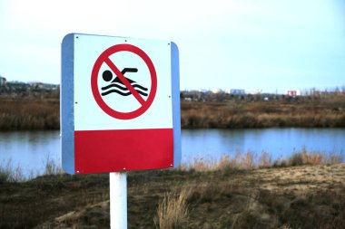 Terk edilmiş bir gölün arka planında banyo yapmak yasaktır..