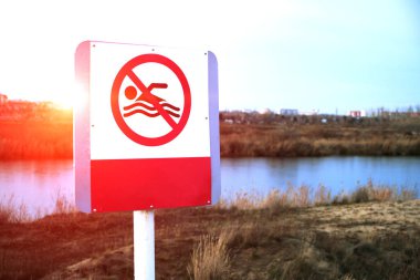 Terk edilmiş bir gölün arka planında banyo yapmak yasaktır. Gün batımında..