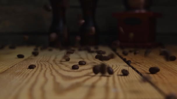 Ziarna Kawy Spadają Powierzchnię Drewnianego Stołu — Wideo stockowe
