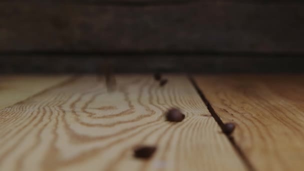 Kaffeebohnen Fallen Auf Die Oberfläche Des Holztisches — Stockvideo