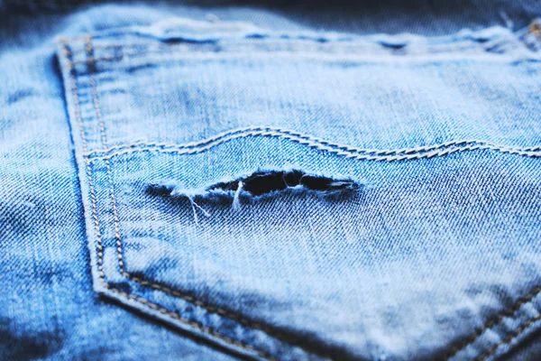 Bolsillo trasero deshilachado de jeans.Hippie style.Old y ropa moderna . — Foto de Stock