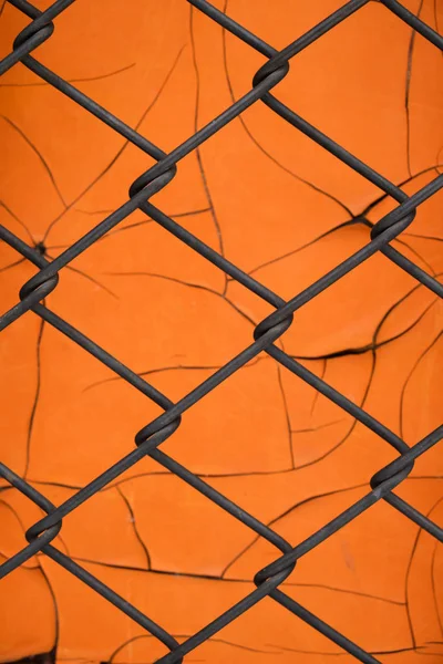 Narancssárga háttér régi hámlasztó festék és háló. — Stock Fotó
