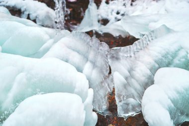 Donmuş kaynak, saf mavi buzla kaplı..