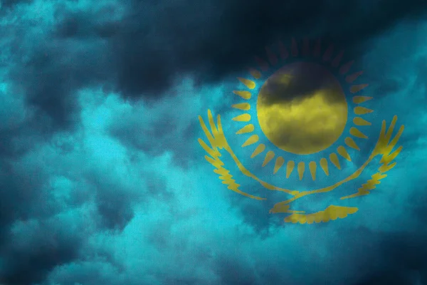 Bandera de Kazajstán en el fondo de nubes de tormenta . — Foto de Stock