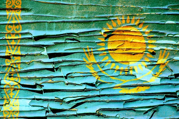 Imagen de la bandera de Kazajstán en la pared con pintura pelada . — Foto de Stock