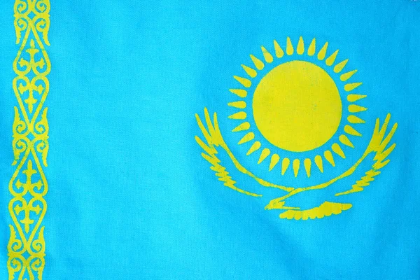 Bandeira do Cazaquistão com o sol escaldante e a águia dourada . — Fotografia de Stock