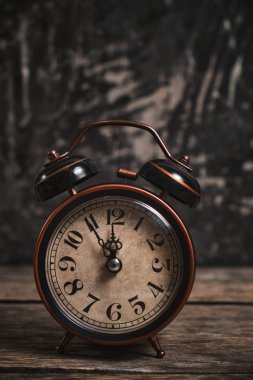 Ahşap masada eski bir çalar saat. Zaman işliyor ve...