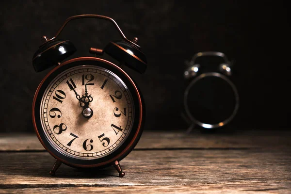 Relojes de alarma retro viejos rotos y enteros en mesa de madera . —  Fotos de Stock