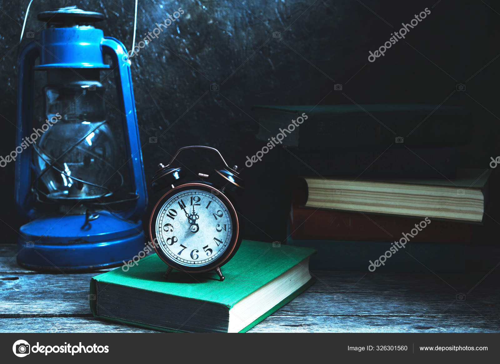 Een oude vintage wekker op tafel boeken en een kerosine lamp. ⬇ rechtenvrije foto door © FREEMAN83 #326301560