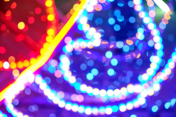 Abstrakte Weihnachtshintergrund, Bokeh von bunten Girlanden. — Stockfoto