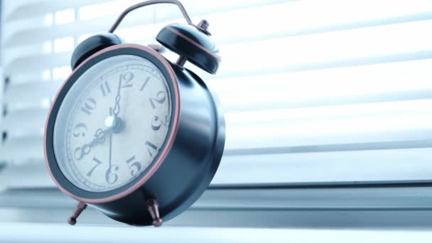 Antiguo Reloj Despertador Vintage Suena Las Ocho Mañana — Vídeo de stock