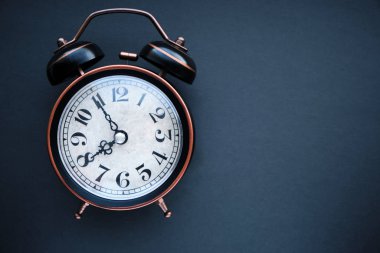 Koyu mavi arka planda eski, antika alarm saati.
