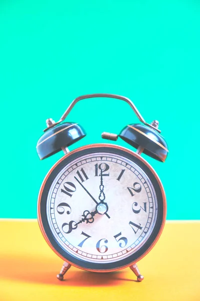 Vintage old alarm clock on a background of pastel retro colors. — Stock Photo, Image