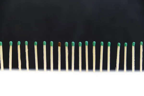 Number of matches with green gunpowder, one with brown gunpowder.Difference, favorite, other. — Stock Photo, Image