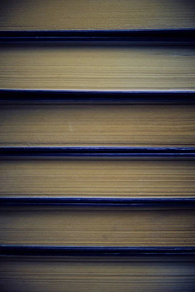 Antecedentes de libros antiguos, amarillentos con páginas de tiempo . — Foto de Stock