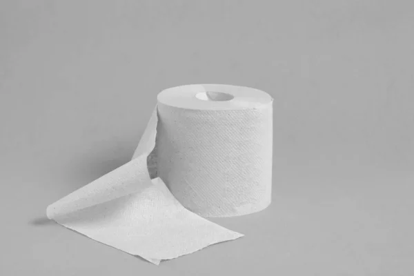 Rolle Toilettenpapier auf grauem Hintergrund. — Stockfoto